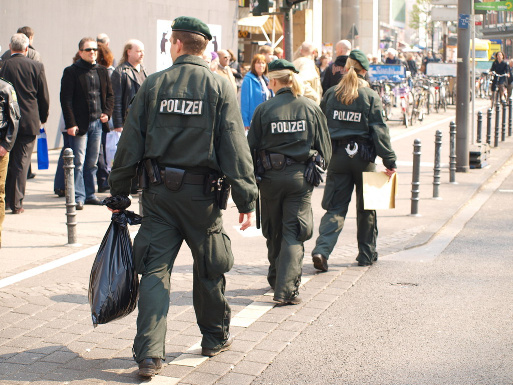 Suchmassnahmen am Koelner Neumarkt nach Raubueberfall im Parkhaus Wolfstr P10.JPG